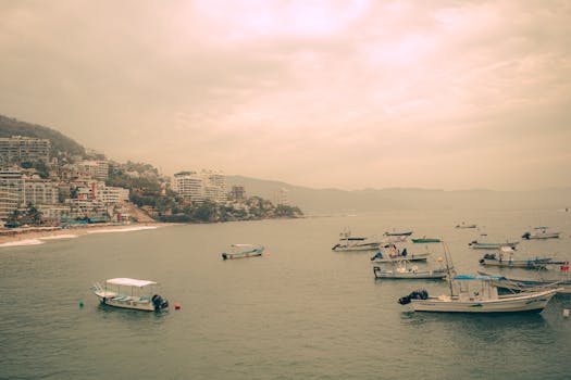 小船漂浮在岸边，沐浴在温暖的日落天空下