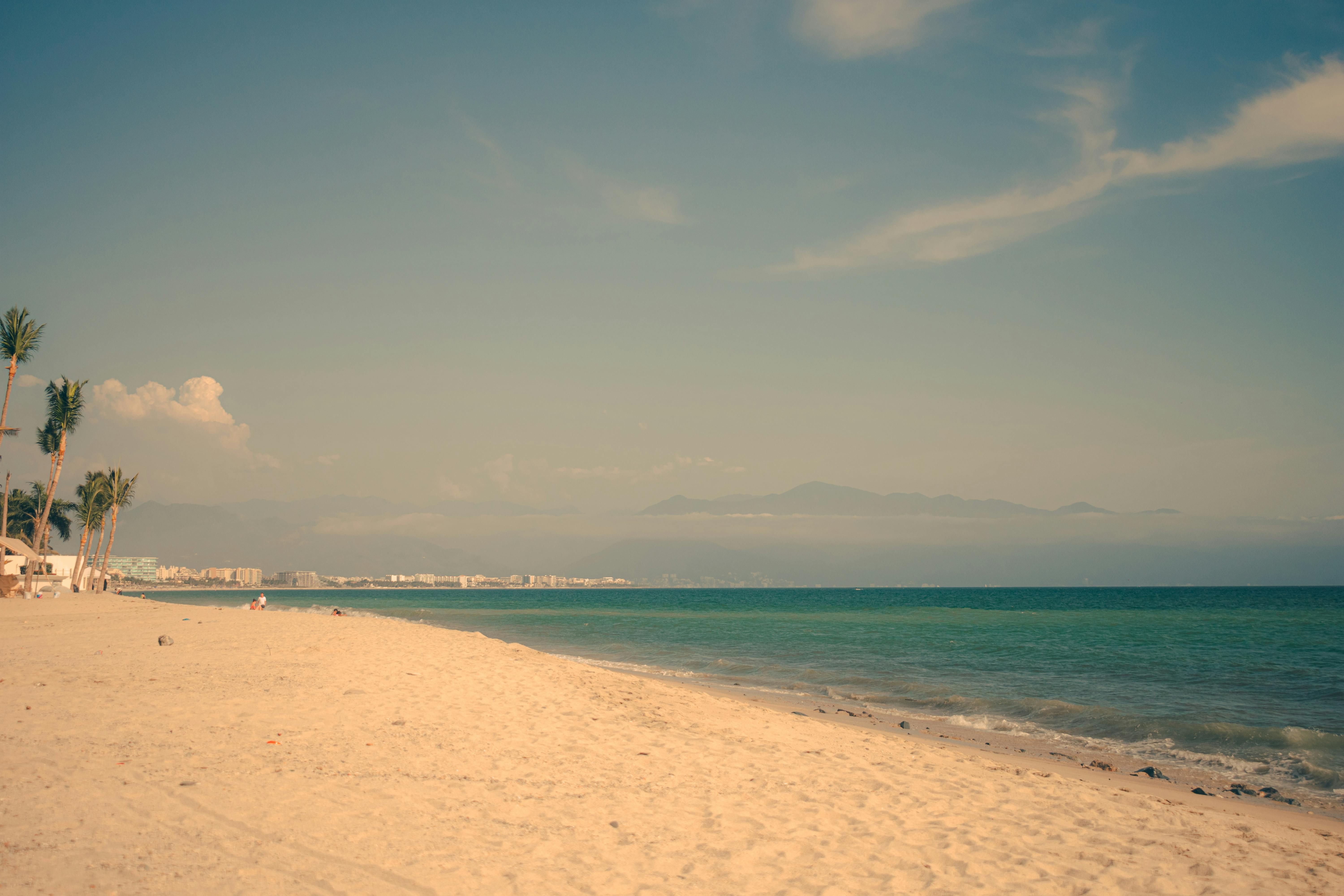 日落时分，海滩显得宁静而平和