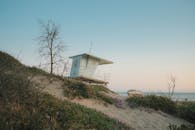 加利福尼亚州圣克鲁斯的日落时分，海滩上呈现出宁静的景观