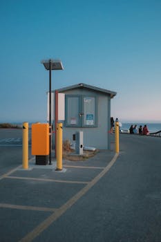 黄昏时分，海边的小停车场，有团体欣赏美景