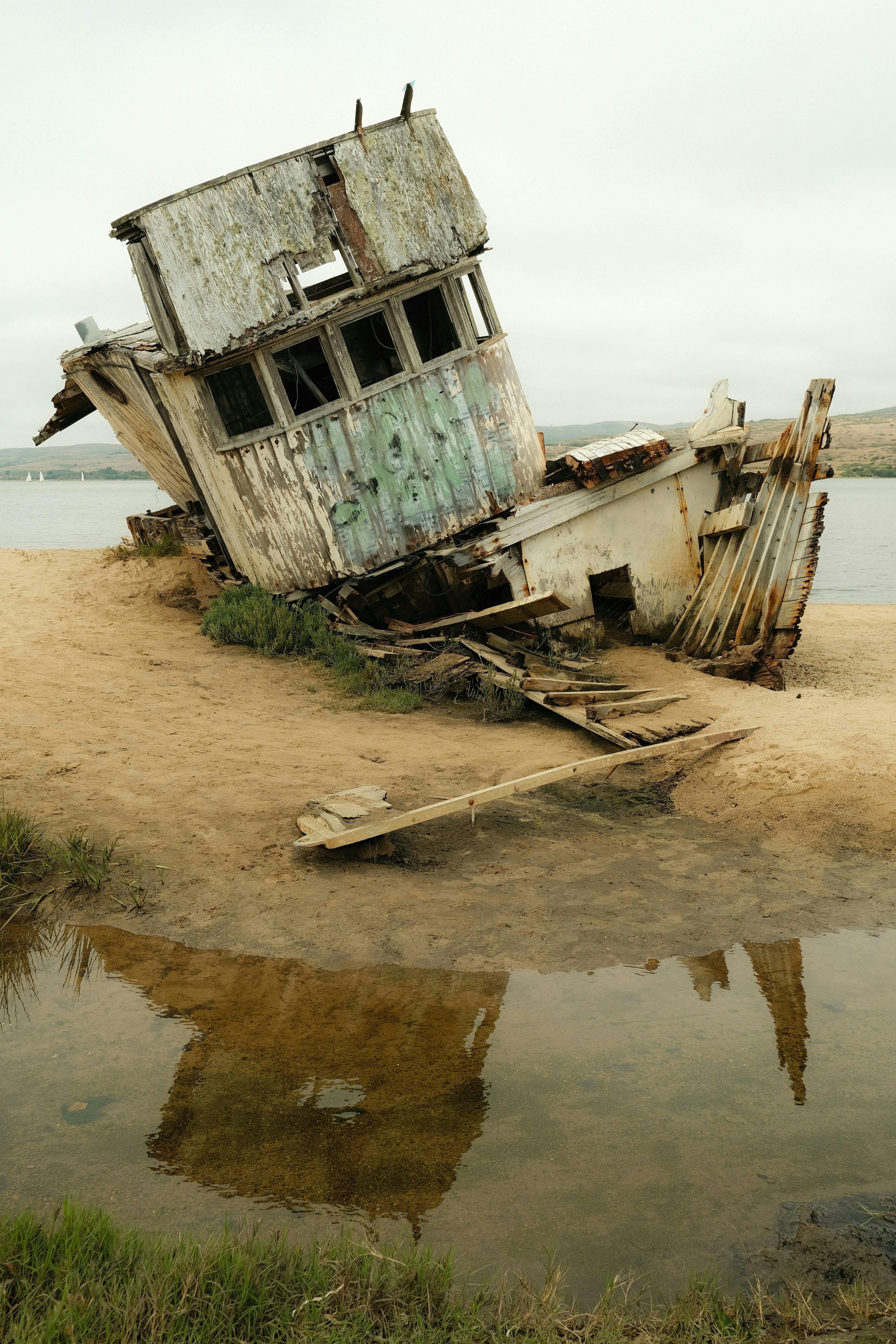 加利福尼亚州因弗内斯沙滩上，倒影在水中的被遗弃沉船