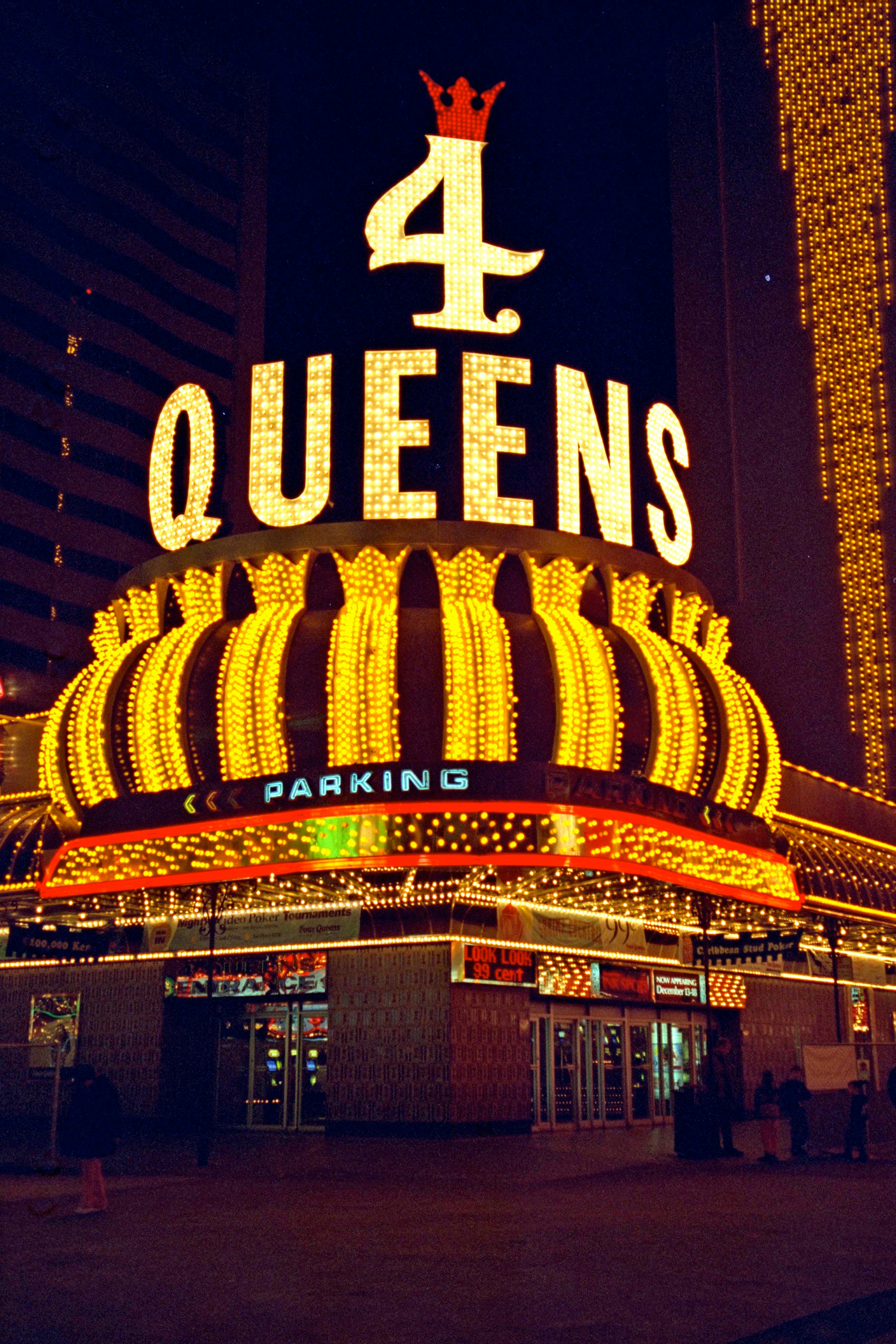 ฟรี ฉากกลางคืนอันมีชีวิตชีวาของคาสิโน 4 Queens อันโด่งดังในลาสเวกัสพร้อมแสงนีออนที่สว่างไสว คลังภาพถ่าย