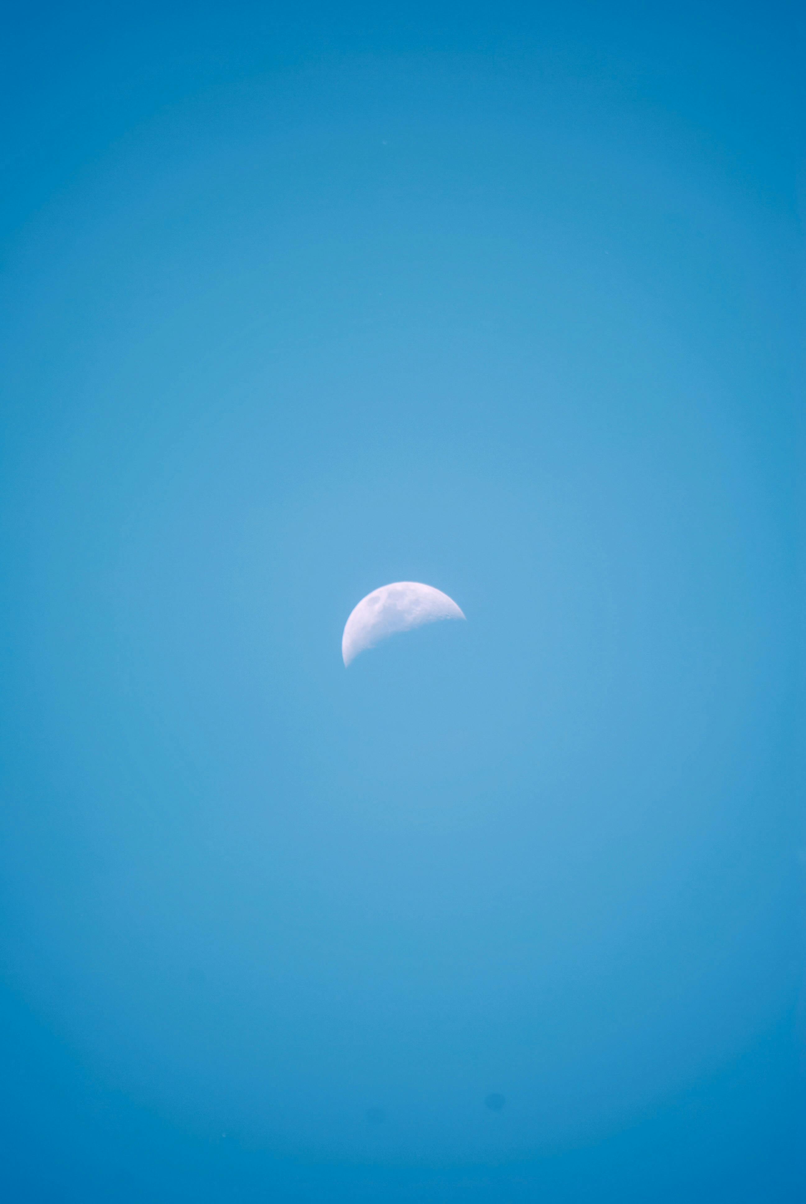 在晴朗的蓝天下，宁静的月牙儿景色营造出宁静的氛围