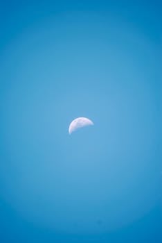 在晴朗的蓝天下，宁静的月牙儿景色营造出宁静的氛围