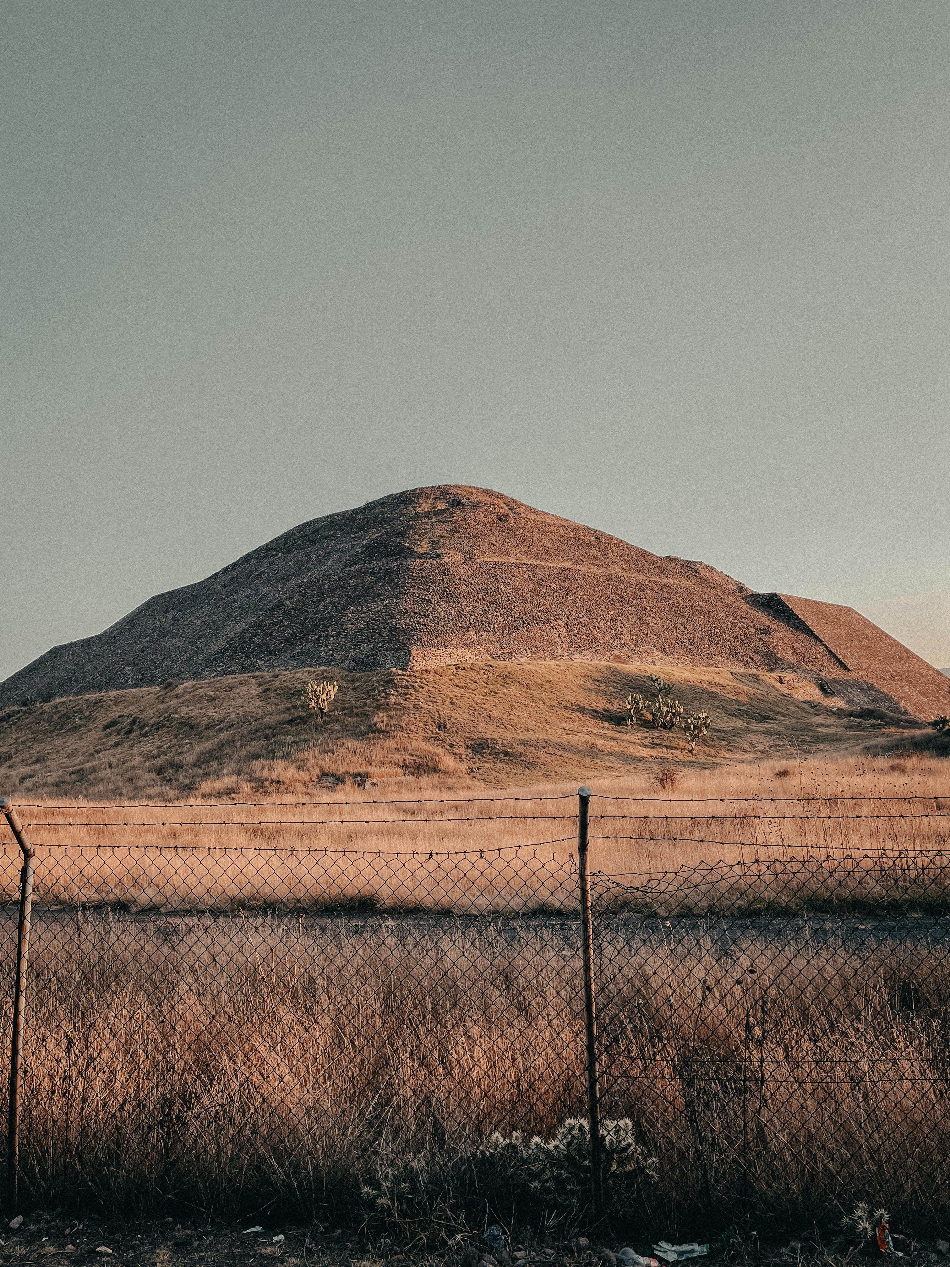 特奥蒂瓦坎的太阳金字塔，以其温暖的色调和宁静的氛围而闻名
