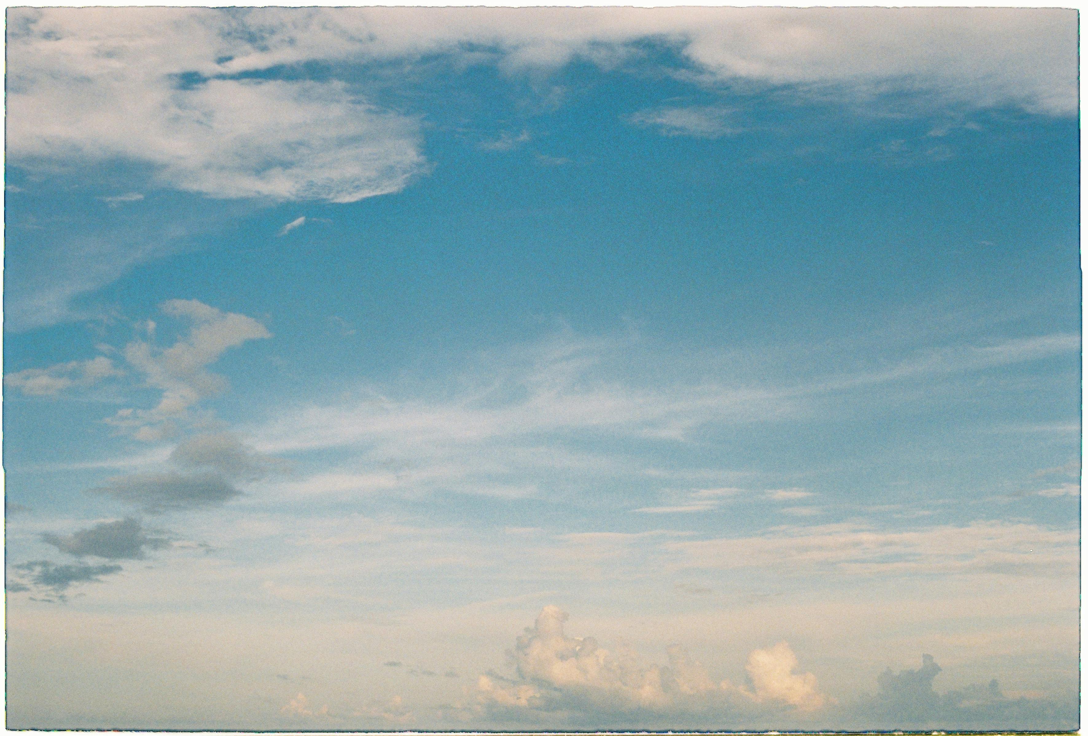 平静的蓝天上布满了蓬松的白云，完美地展现了宁静和和平的主题