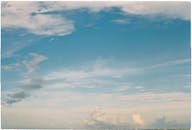 平静的蓝天上布满了蓬松的白云，完美地展现了宁静和和平的主题