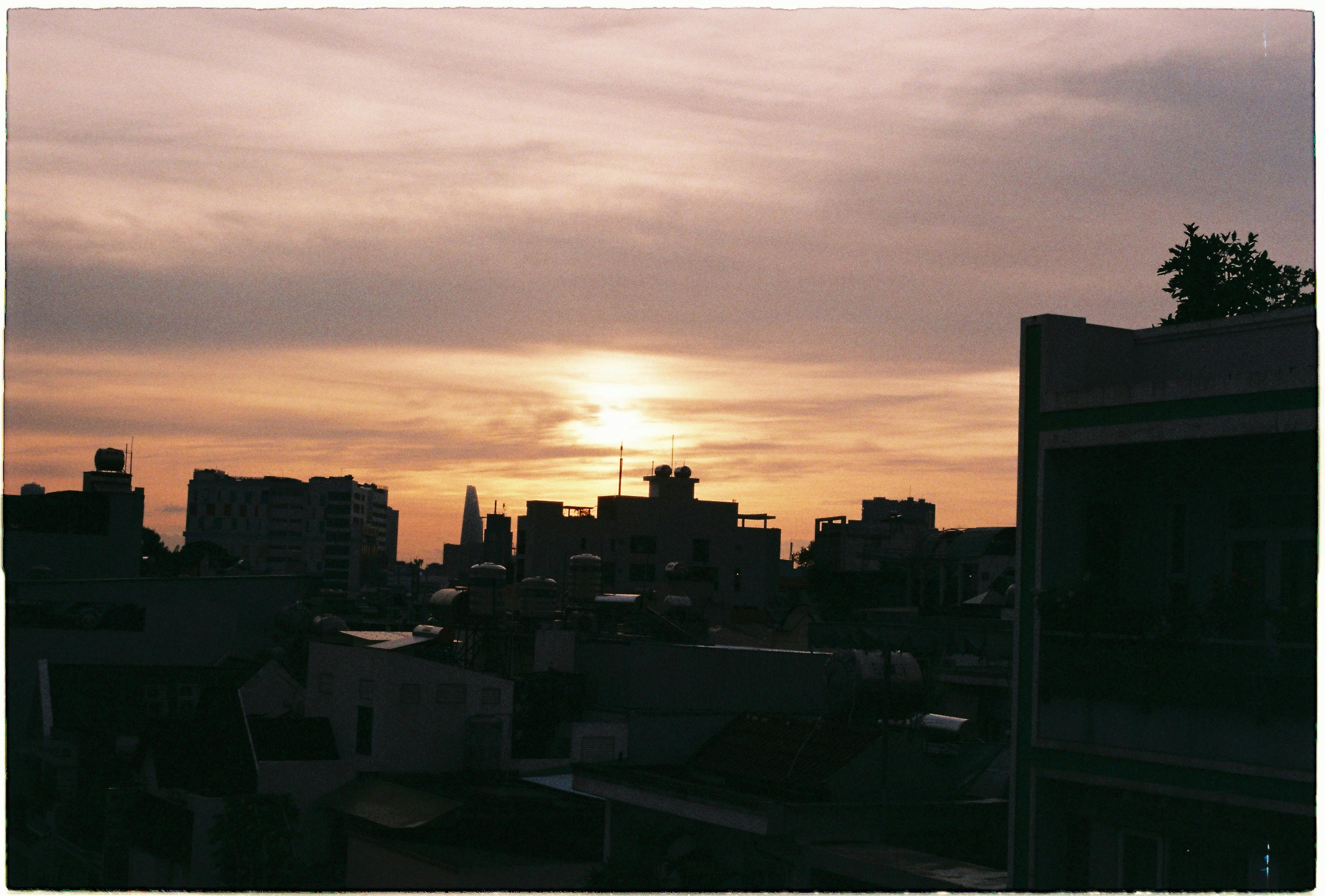 原句：
你是一名专业的文本编辑，擅长纠正由其他语言直译成中文时产生的不自然语序