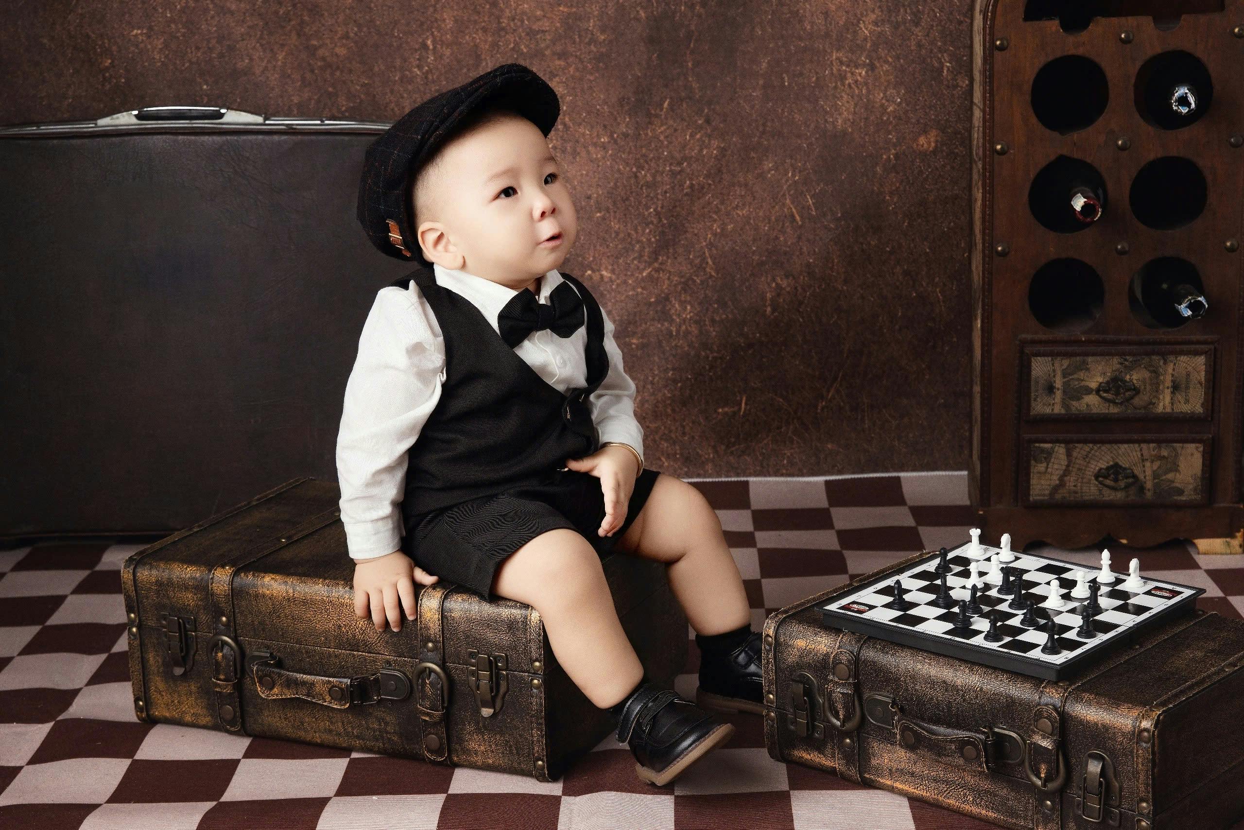 7 Classic Luggage Sets From the ’60s Making a Stylish Comeback