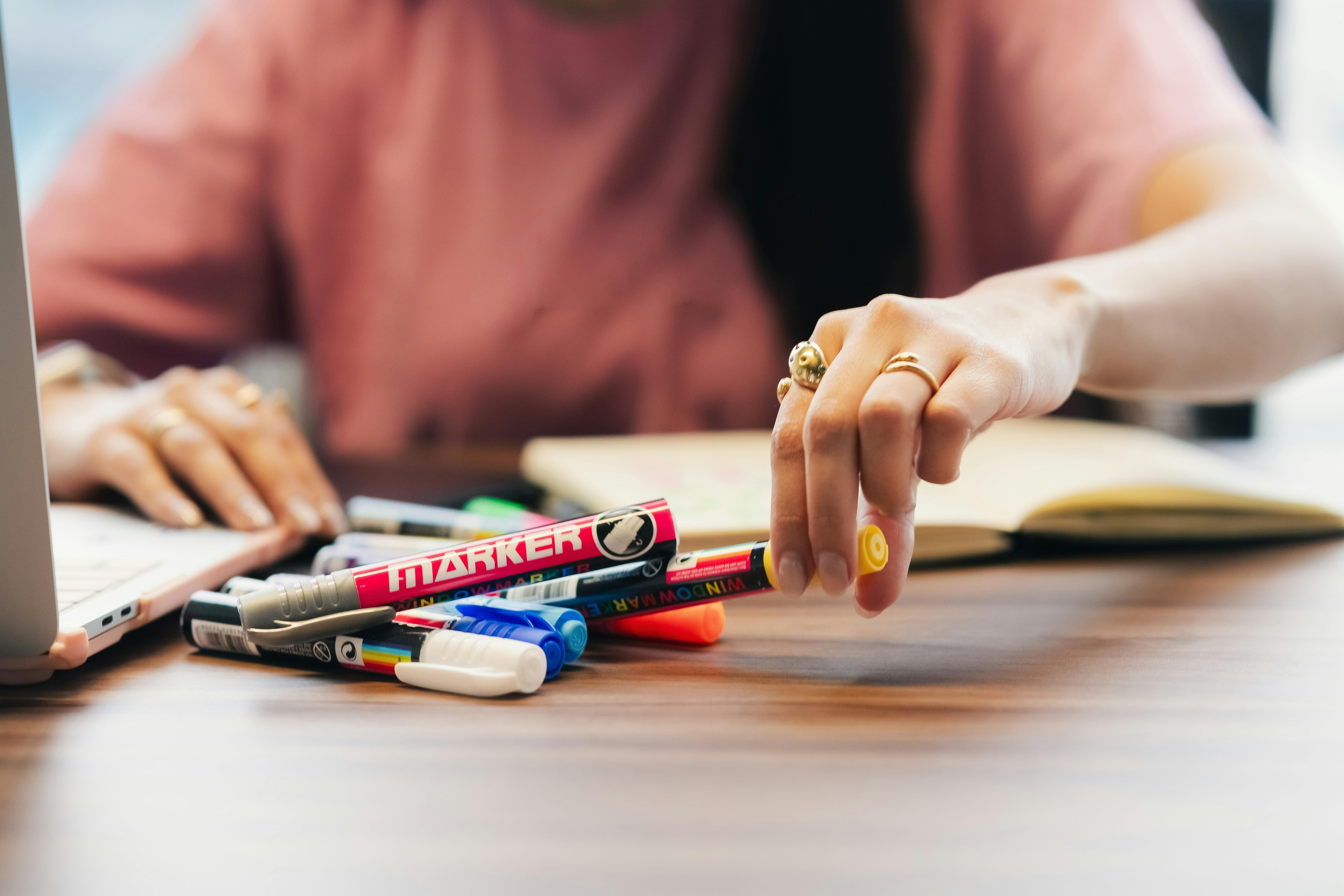 Dicionário aberto mostrando palavras essenciais em inglês para iniciantes