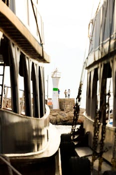 停靠在港口的船只构成了风景优美的灯塔，而捕捉到了宁静的沿海生活