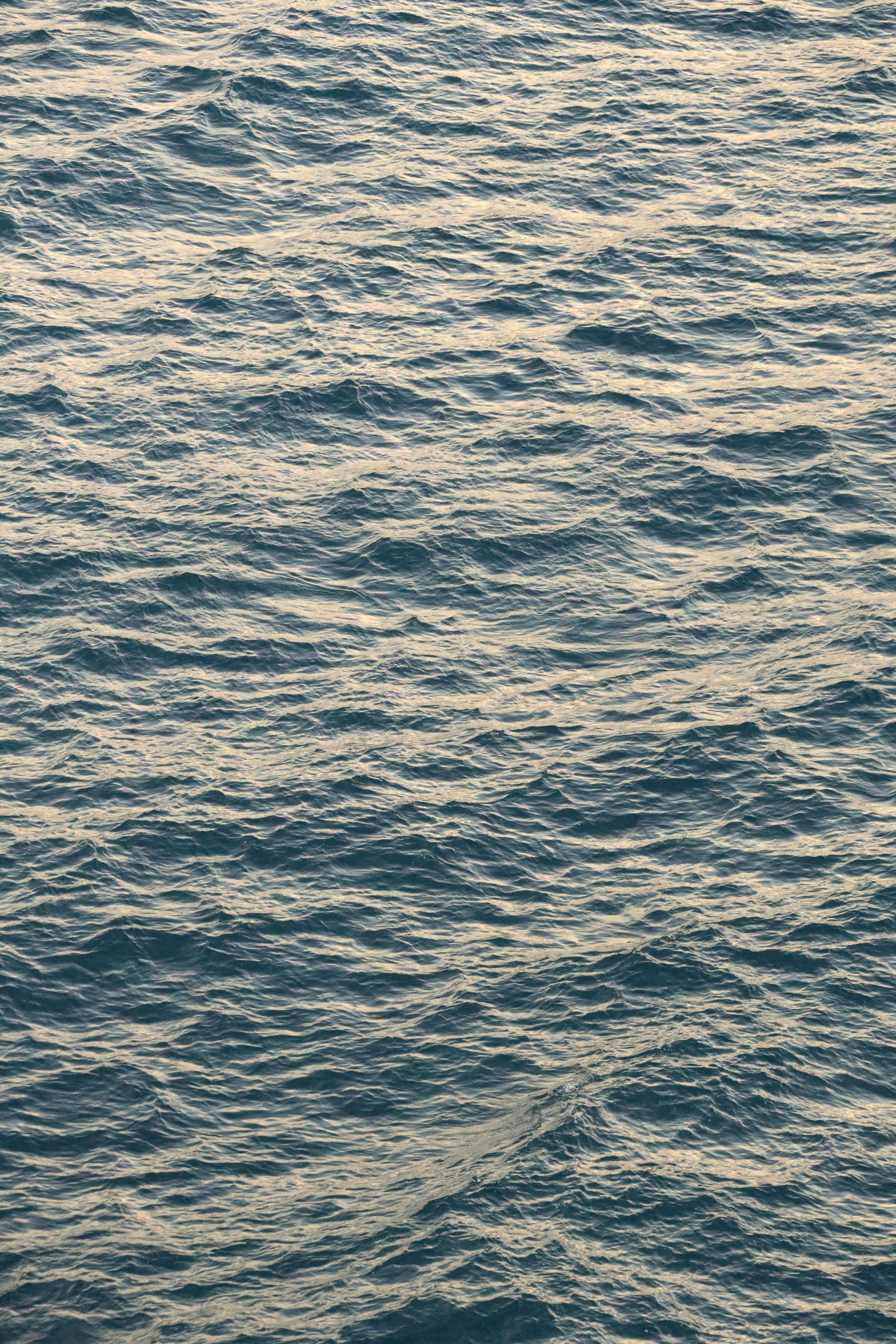 在日落时分捕捉柔和的海浪，营造出宁静平静的效果