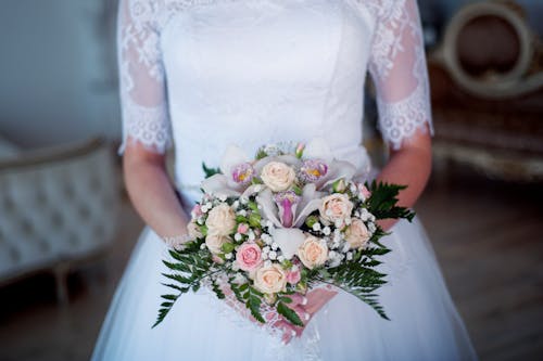 Mujer, Llevando, Vestido De Boda, Tenencia, Ramo