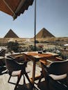 在咖啡馆中欣赏令人惊叹的景观，俯瞰埃及吉萨标志性的金字塔