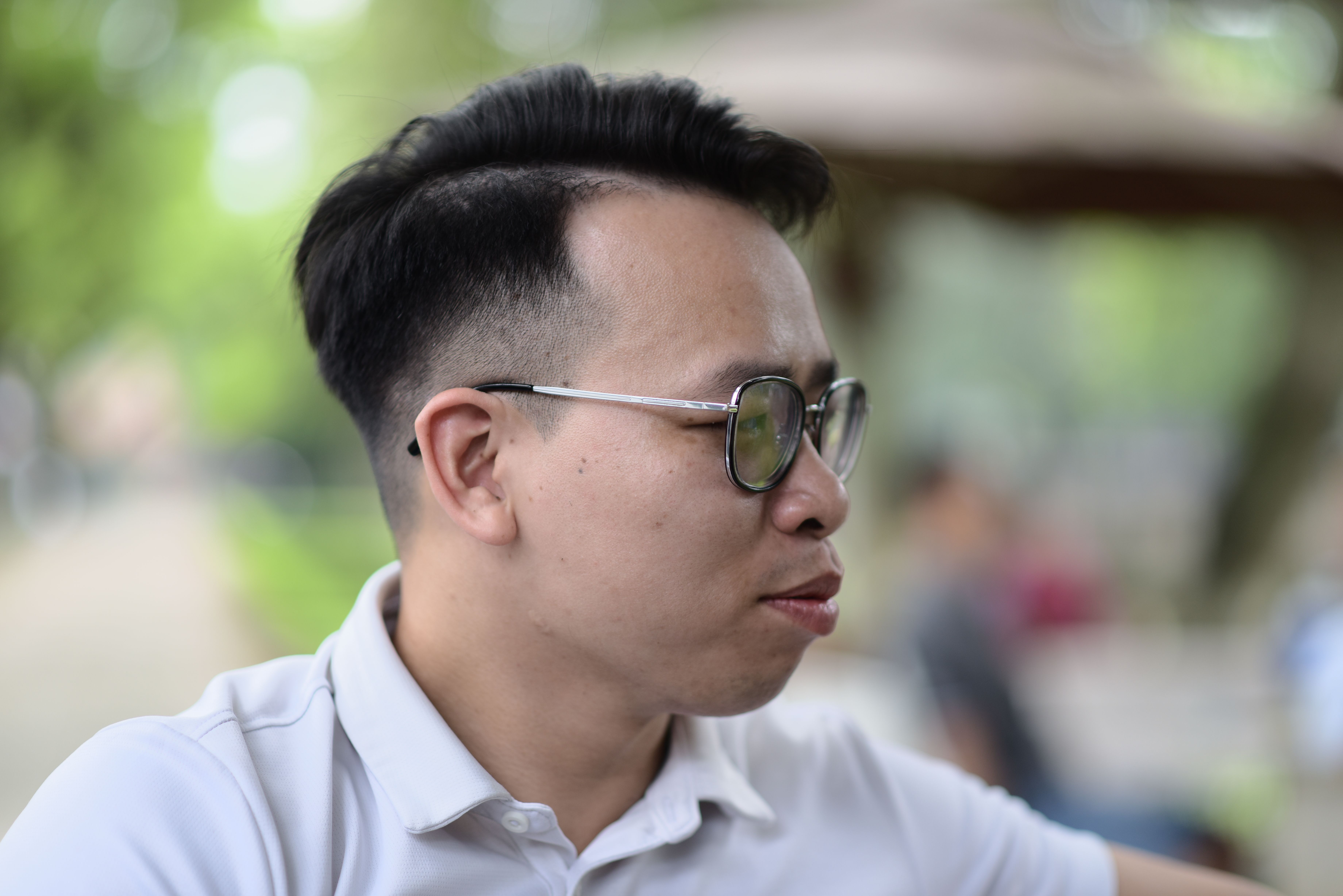 a cautious Taiwanese player reviewing withdrawal terms on a laptop, receipts and calculator nearby