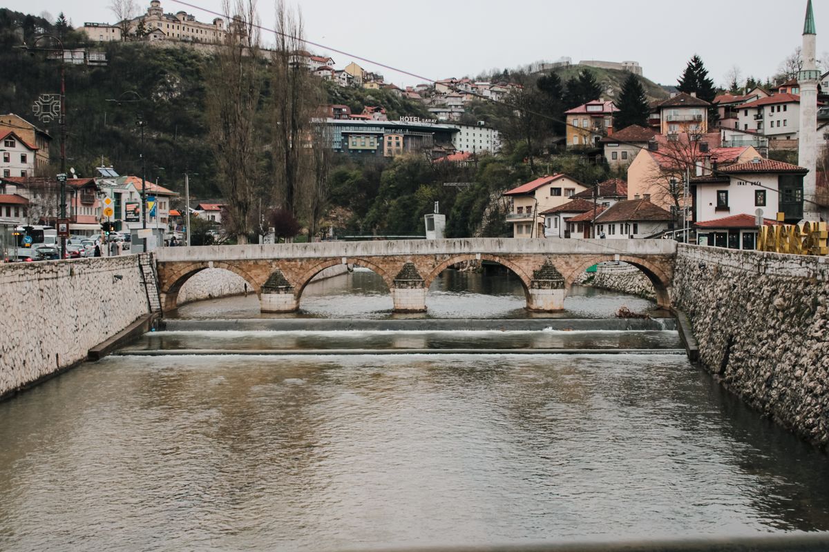 Pod istoric de piatră peste râul Miljacka, în centrul orașului Sarajevo