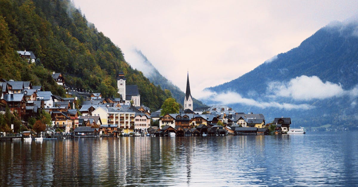 科技監測揭堰塞湖現況:湖面下切逾100公尺水勢湍急