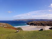 苏格兰北海岸是一个风景优美的地方，有许多美丽的景点和活动