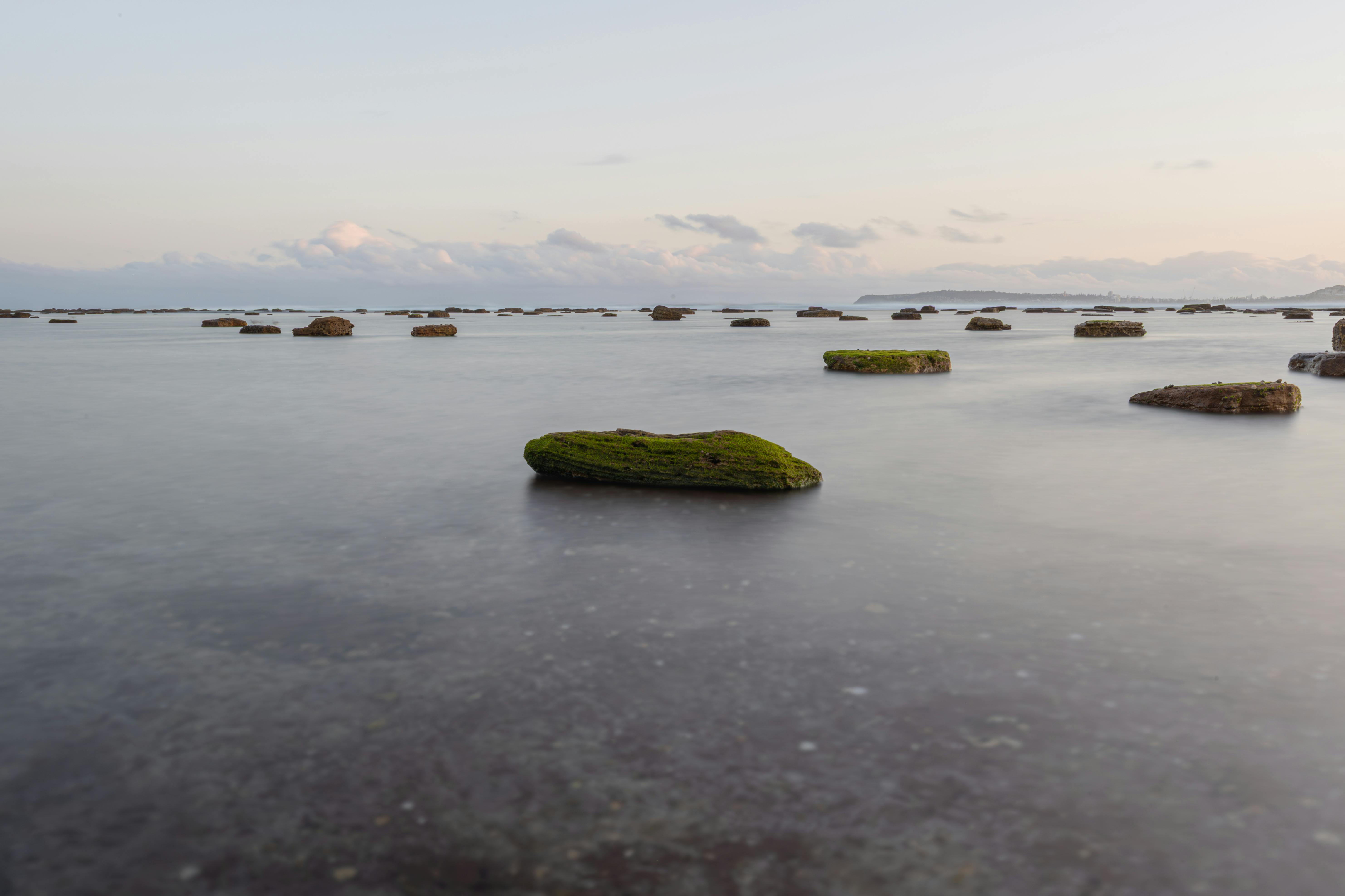 澳大利亚新南威尔士州的沿海景观，岩石覆盖，宁静而美丽