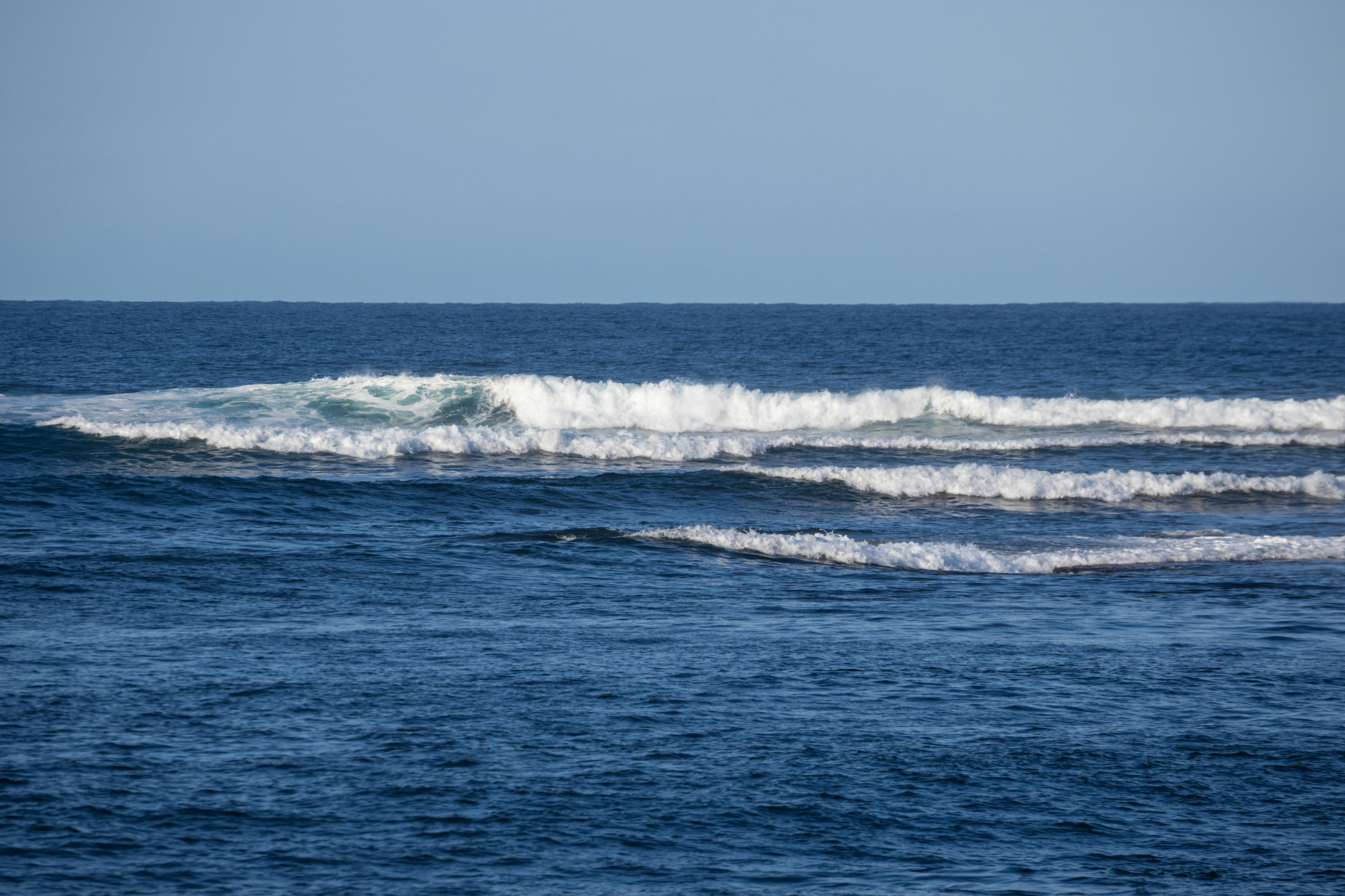 新南威尔士州的海岸线，海浪汹涌而来，提供了宁静的海景