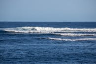 新南威尔士州的海岸线，海浪汹涌而来，提供了宁静的海景