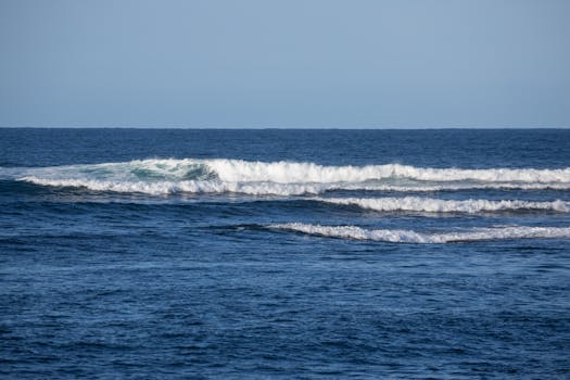 新南威尔士州的海岸线，海浪汹涌而来，提供了宁静的海景