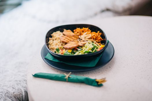 Delicious and nutritious grilled chicken bowl with quinoa and fresh vegetables for a balanced meal.