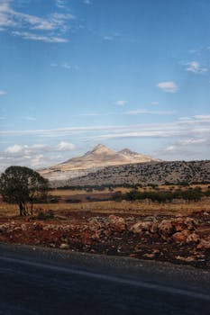 湛蓝的天空下，雄伟的山景展现着它的魅力