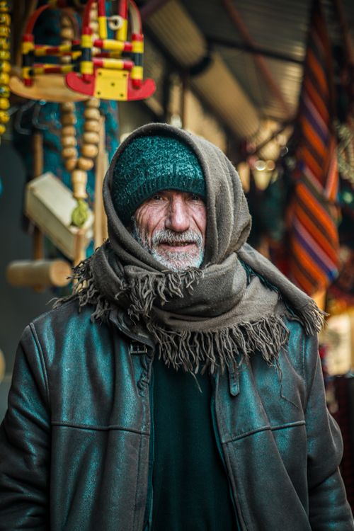 Free Portrait of an elderly man warmly dressed in a traditional market in Adıyaman, Türkiye. Stock Photo