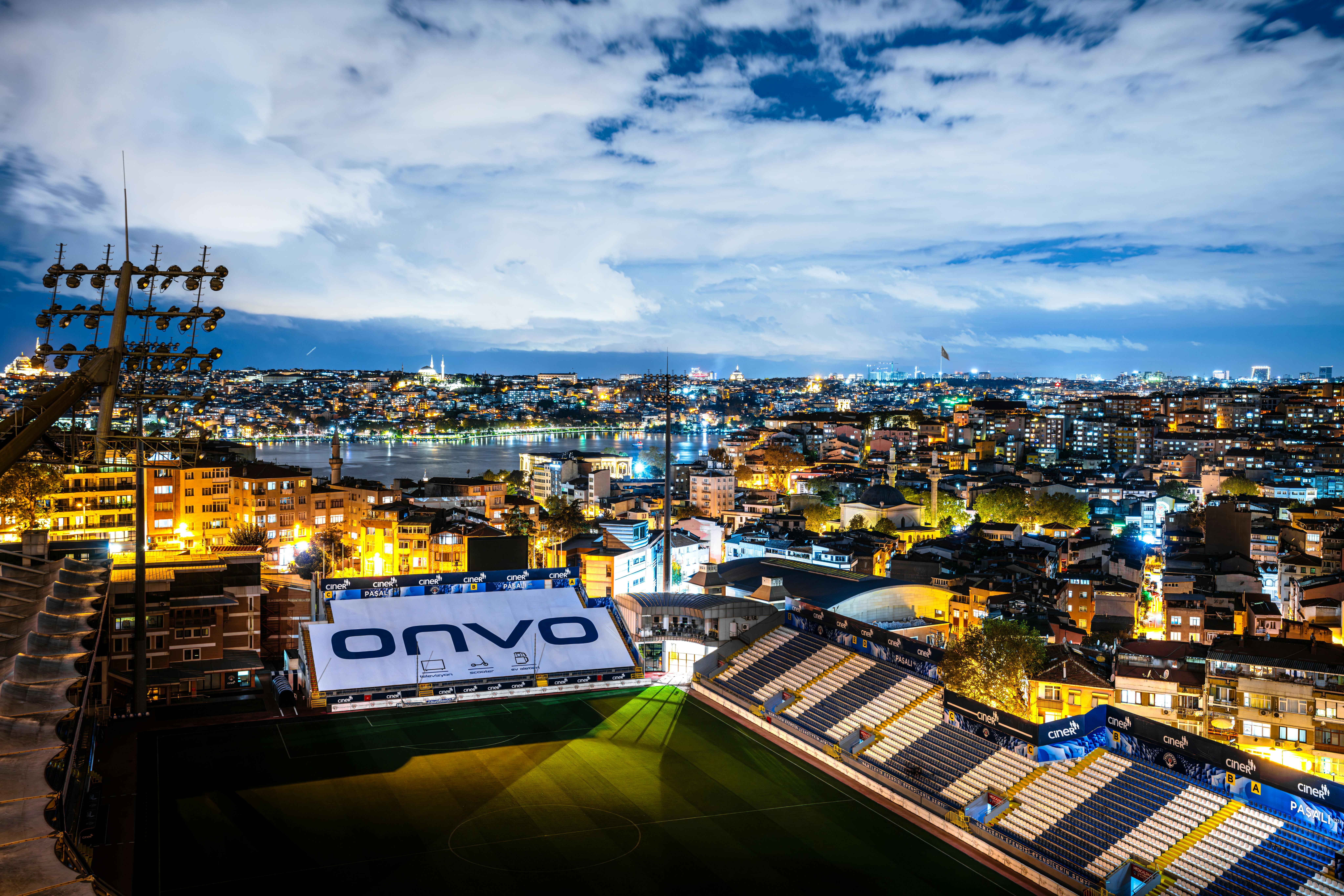 在晚上，伊斯坦布尔的天际线充满活力，特别是光线充足的体育场