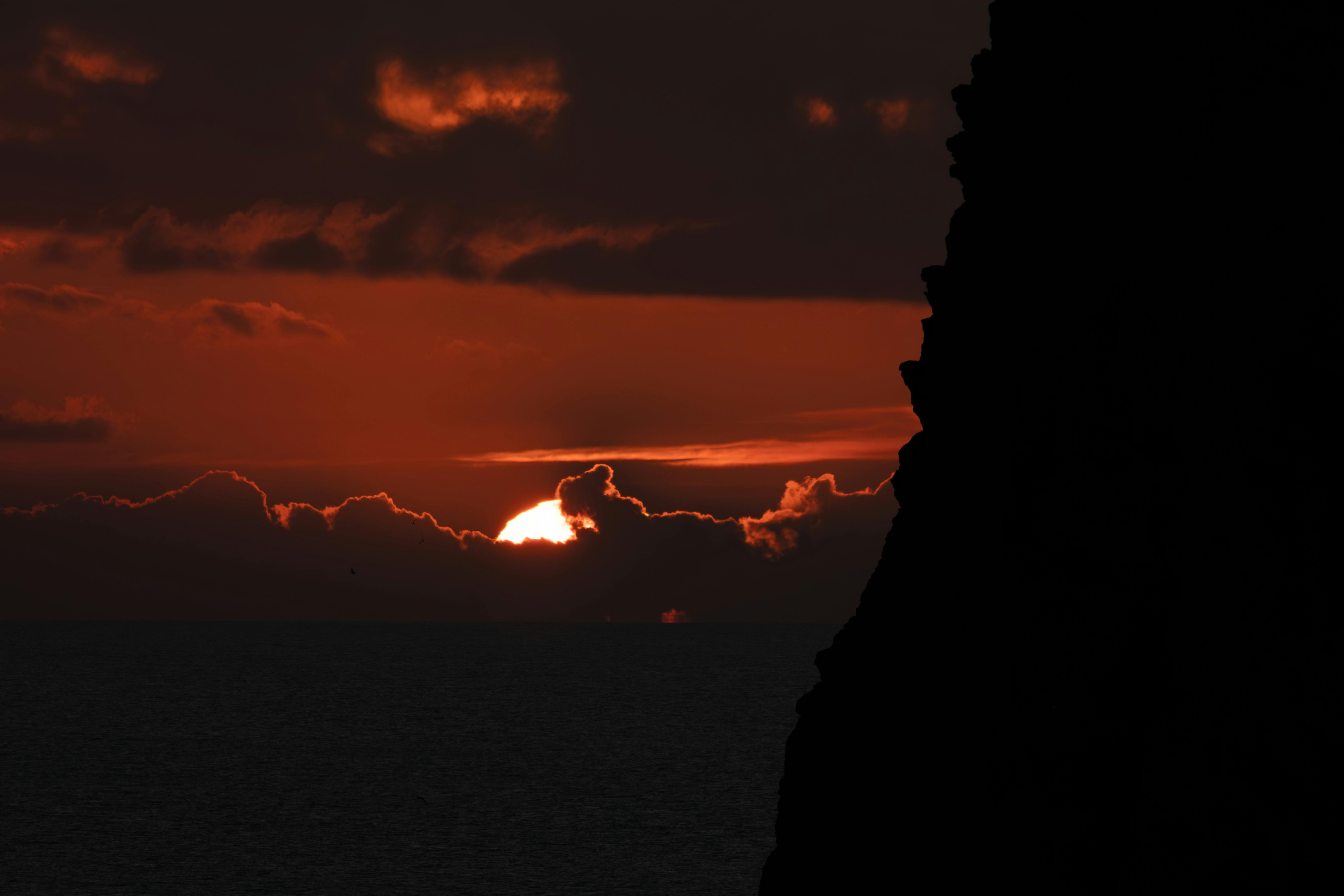 海洋的日落令人惊叹，悬崖的轮廓创造出戏剧性的场景