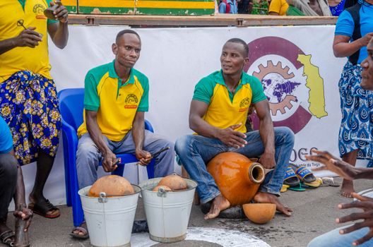 Des hommes interprètent de la musique traditionnelle avec des instruments à calebasse lors d'un événement culturel au Togo.