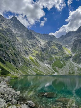 山脉湖景是一处自然景观，它结合了山脉和湖泊的元素