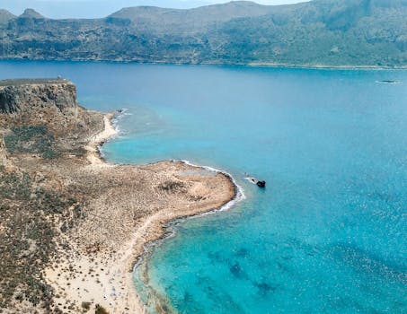 在地中海旅行中，海边是一处令人心旷神怡的地方