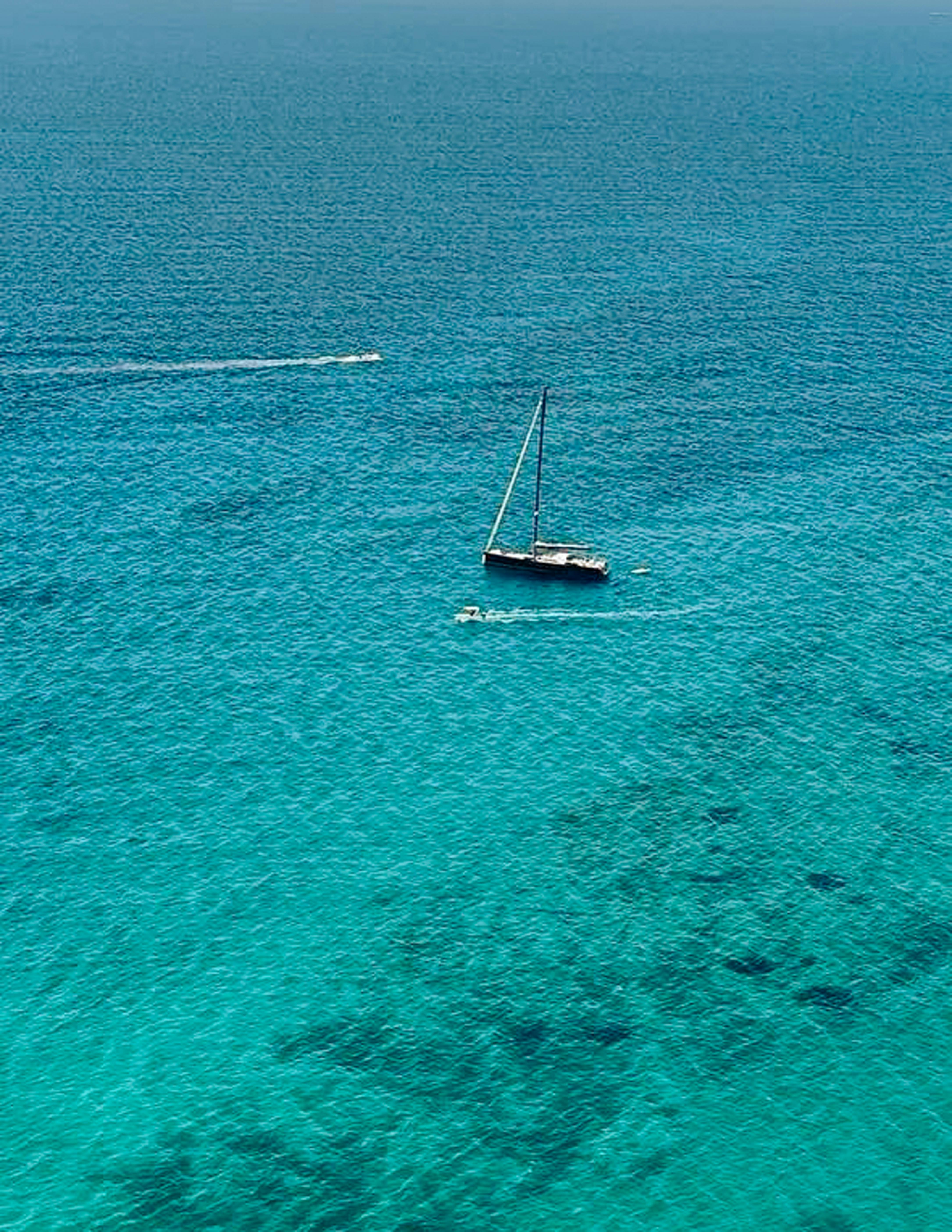 在旅行帆船上，你可以欣赏到碧海景观