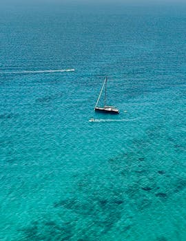 在旅行帆船上，你可以欣赏到碧海景观