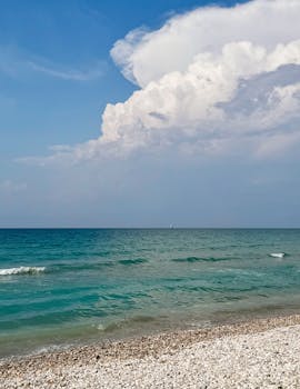 海洋的蓝色景观令人陶醉，海边旅行是一次难忘的经历