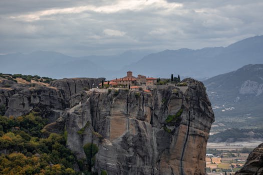米特奥拉，一座历史悠久的修道院耸立在高高的岩石之上