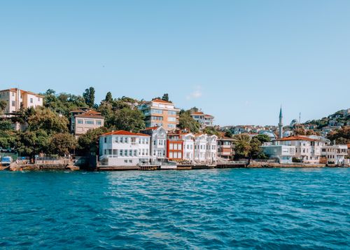 Free Picturesque view of Istanbul’s Bosphorus waterfront featuring historical architecture and blue waters. Stock Photo