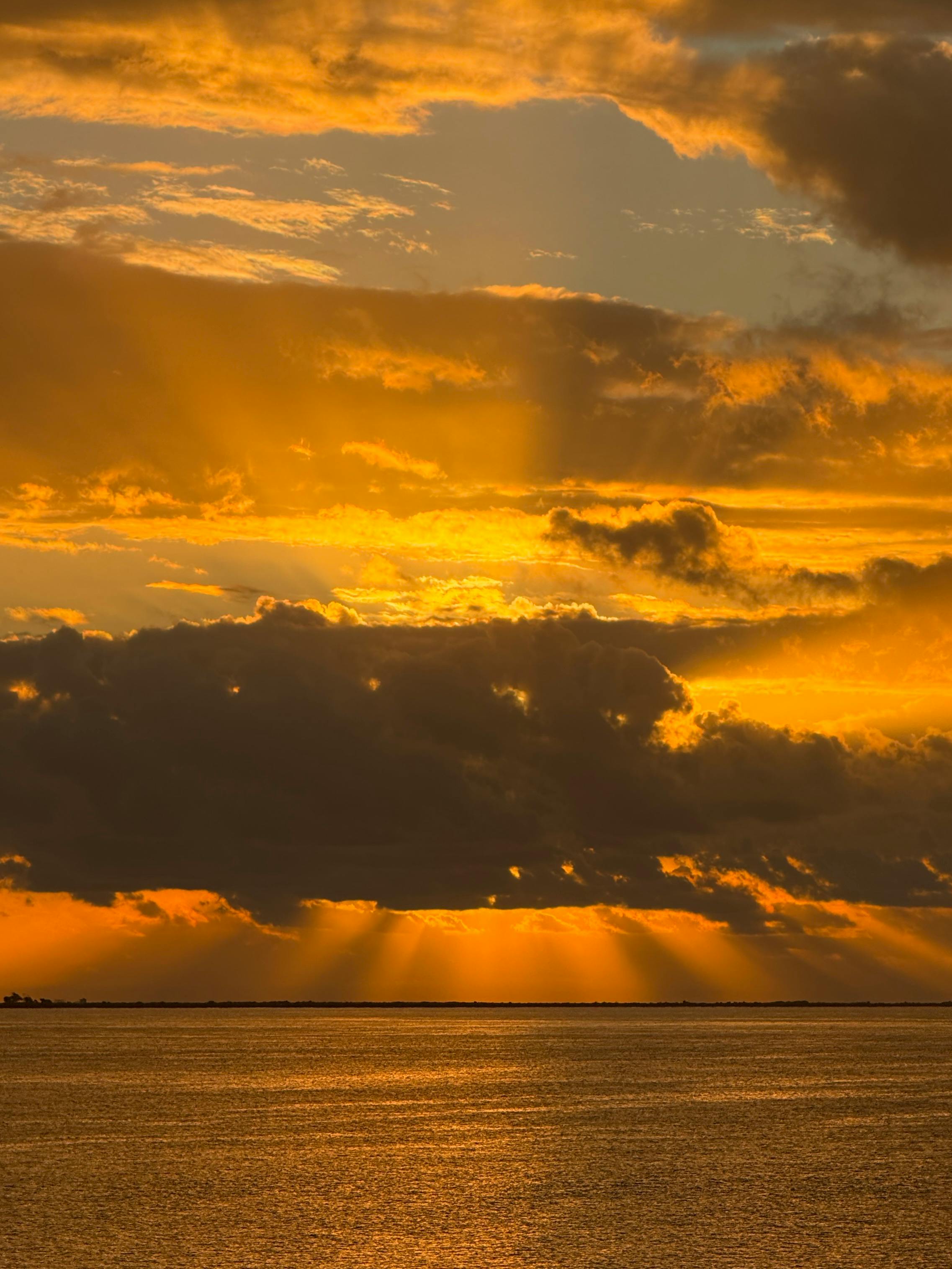 地平线上的日出，是一幅美丽的画面