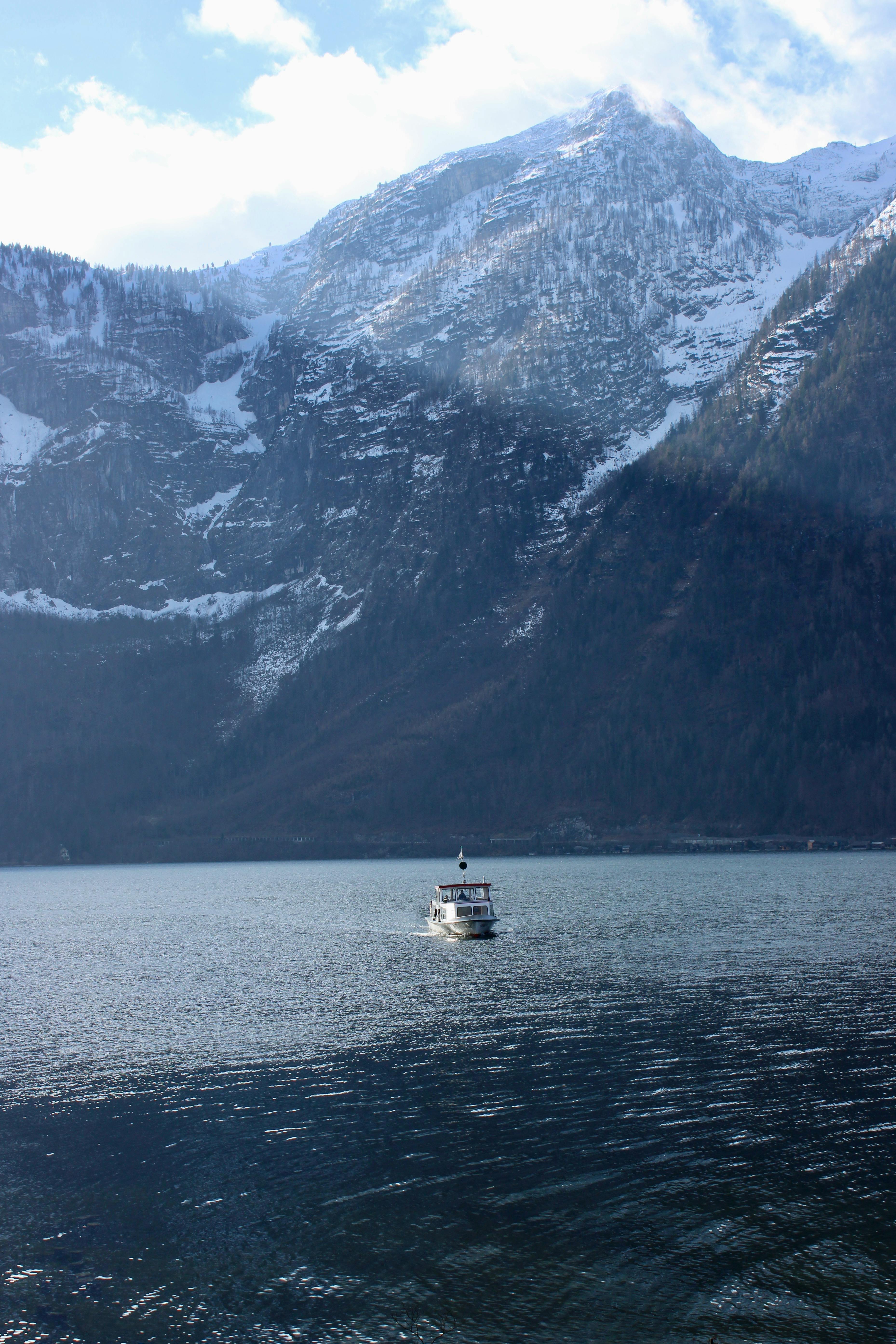 在哈尔施塔特湖上泛舟，背景是令人惊叹的雪山
