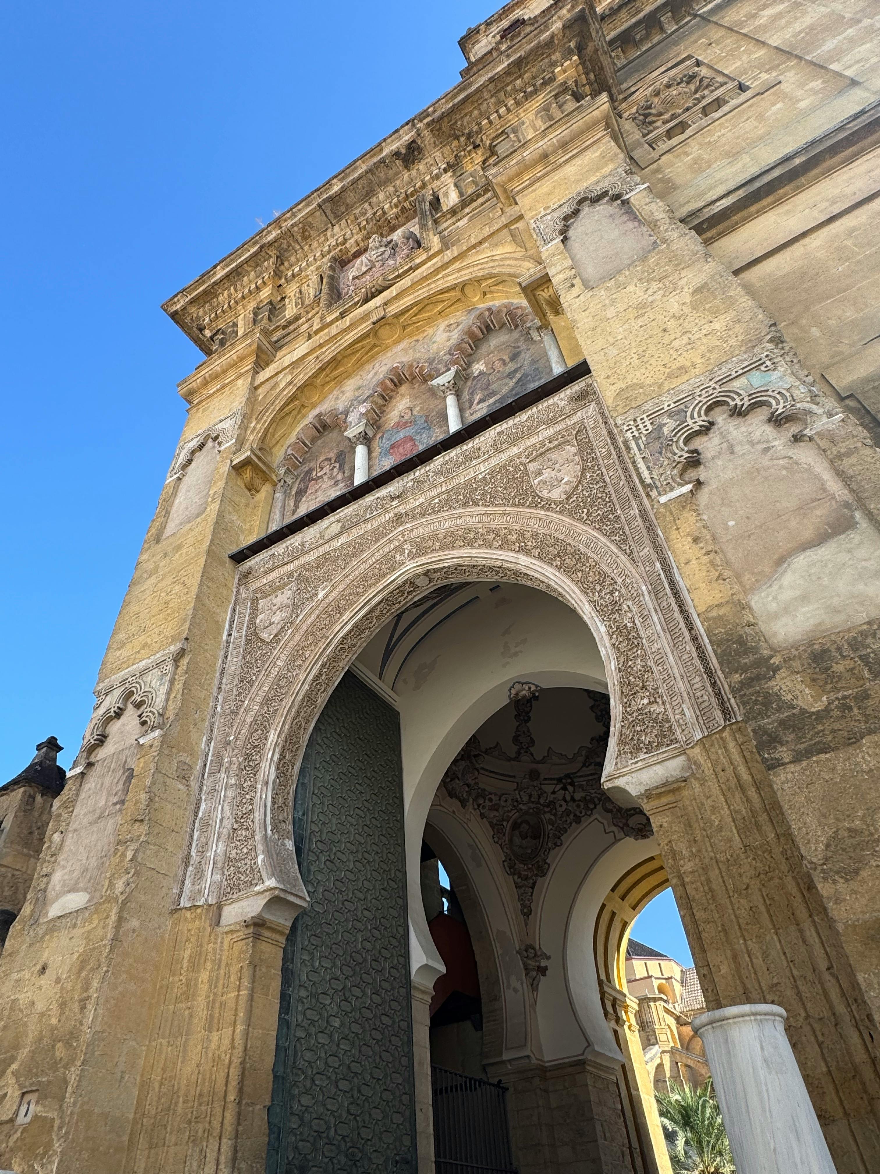 宏伟的景色，华丽的入口，通向科尔多瓦的标志性大教堂和清真寺