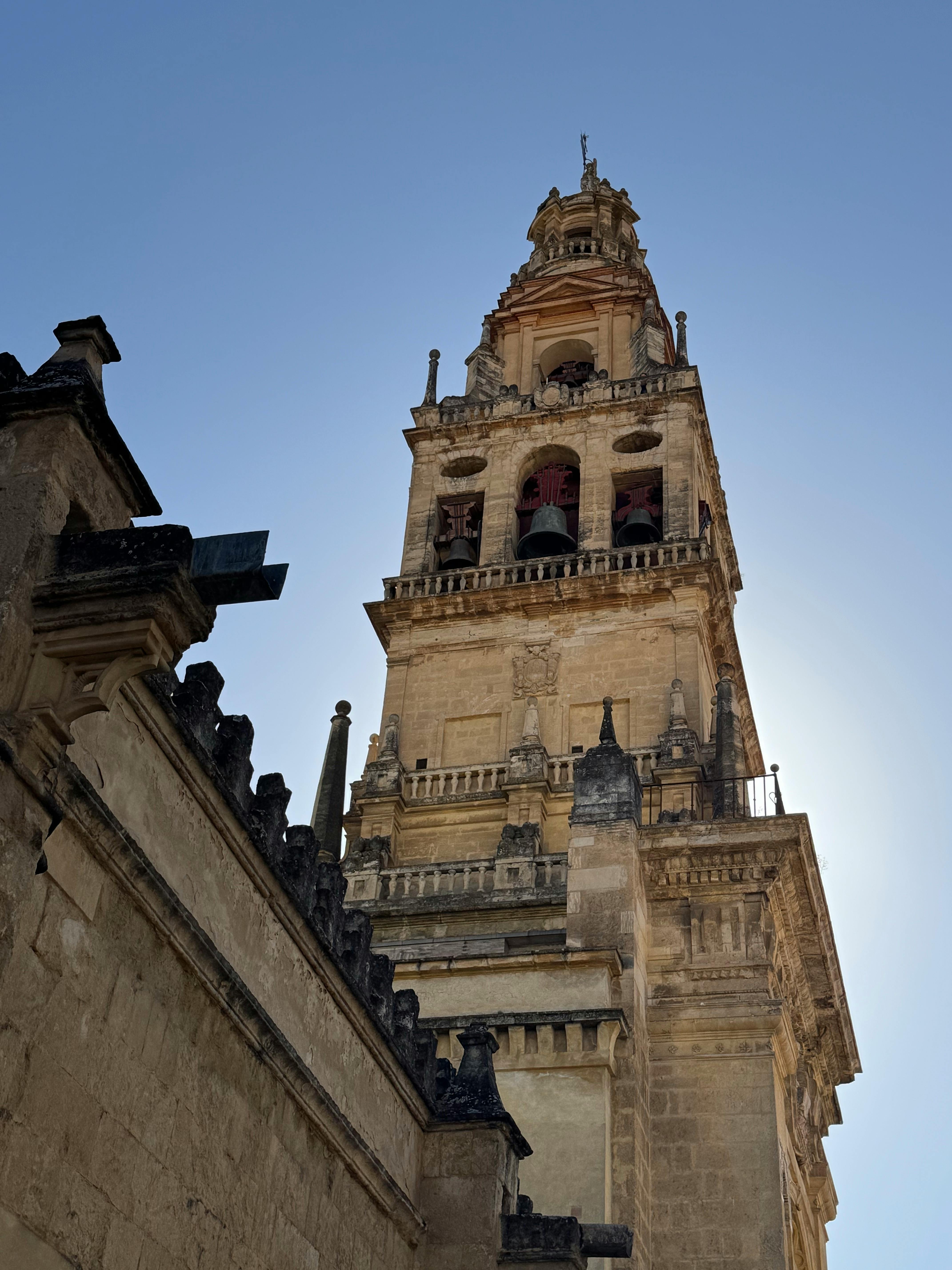 西班牙科尔多瓦历史悠久的钟楼俯视图展示