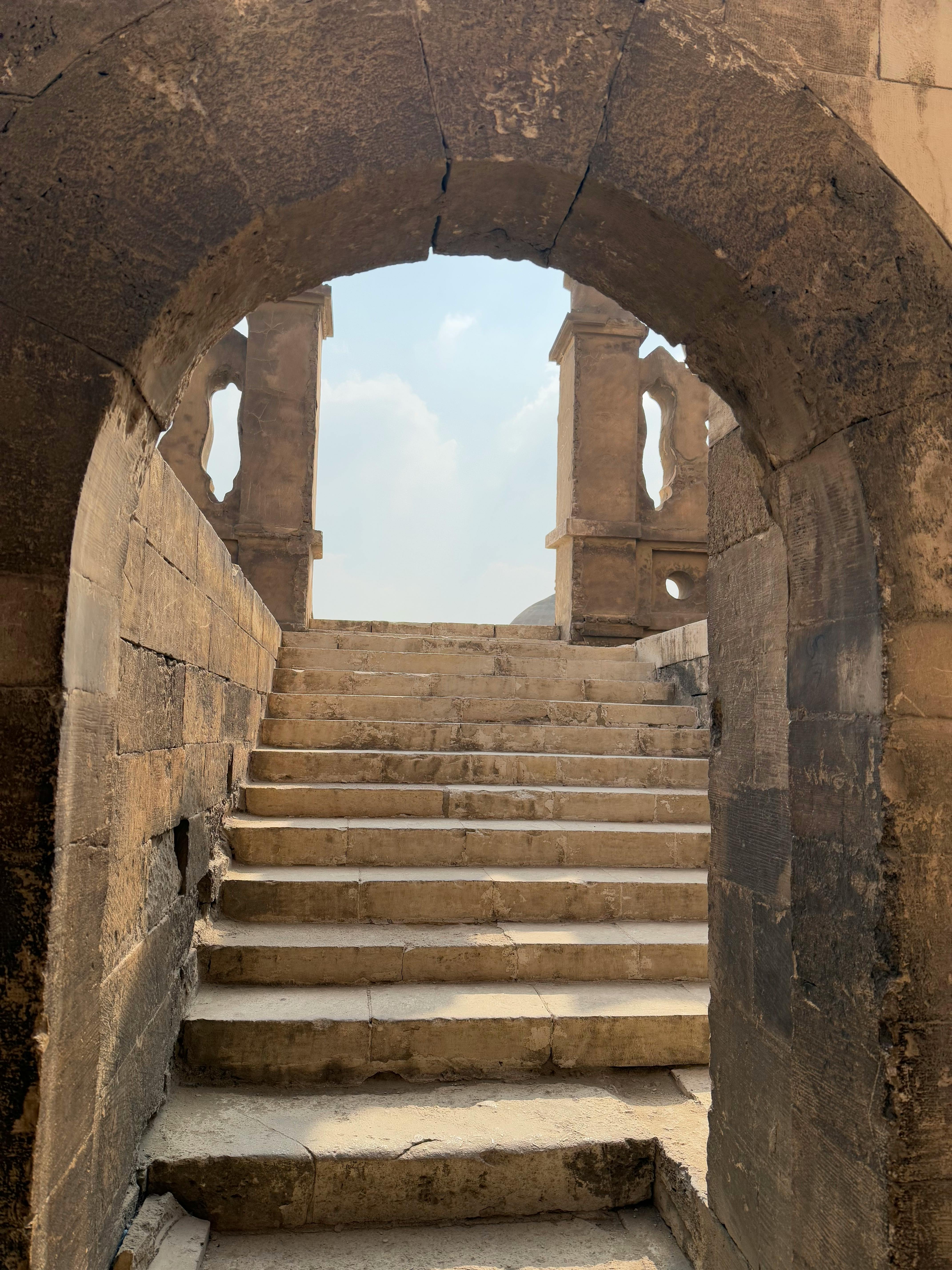 通过经典的拱门，探索风化石台阶的历史魅力