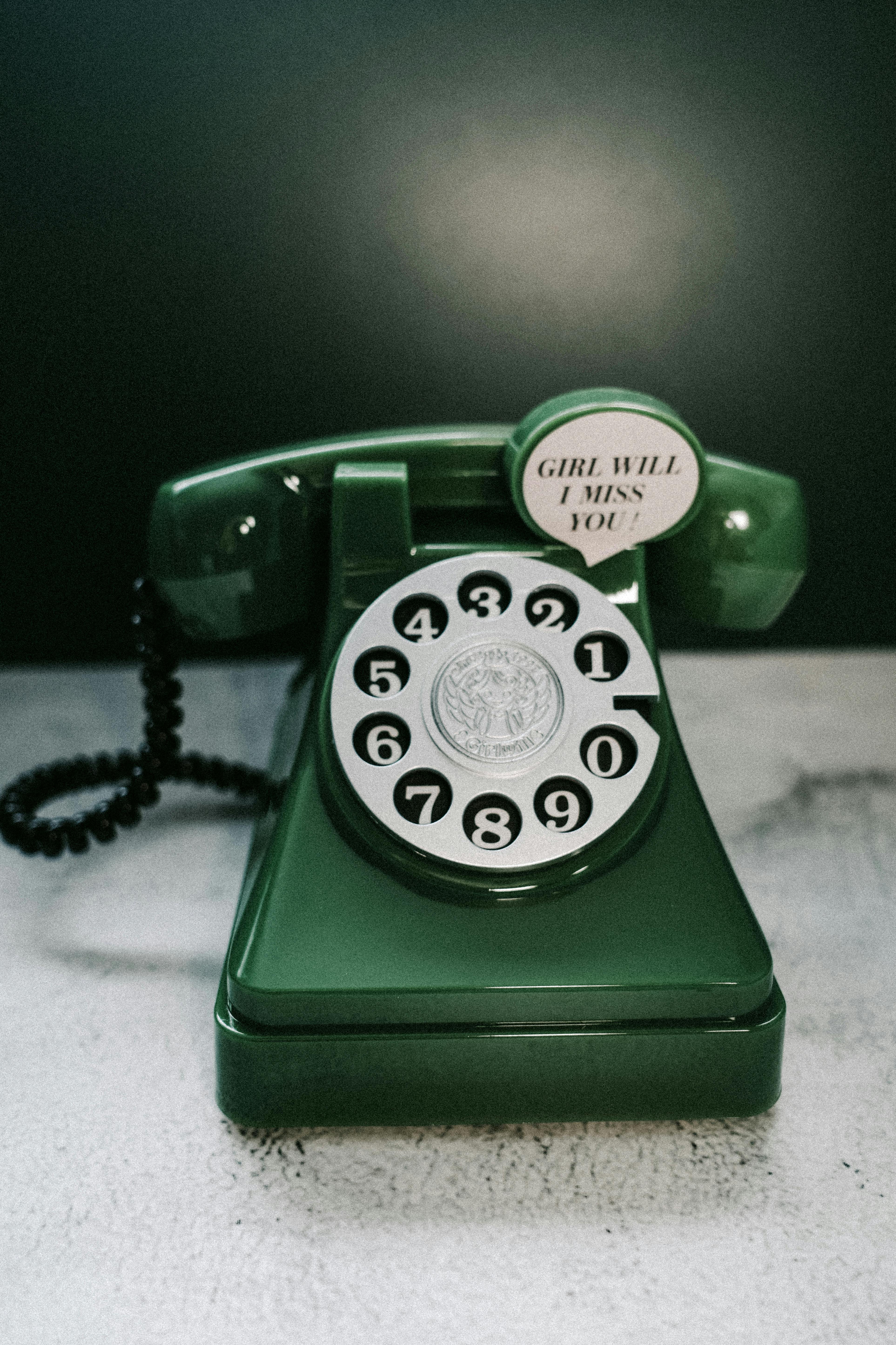 Miễn phí Chiếc điện thoại quay số màu xanh lá cây cổ điển hiển thị dòng chữ 'Em yêu, anh sẽ nhớ em chứ!'. Ảnh lưu trữ