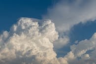 积雨云是天空中的一种气象现象，通常出现在雷暴天气中