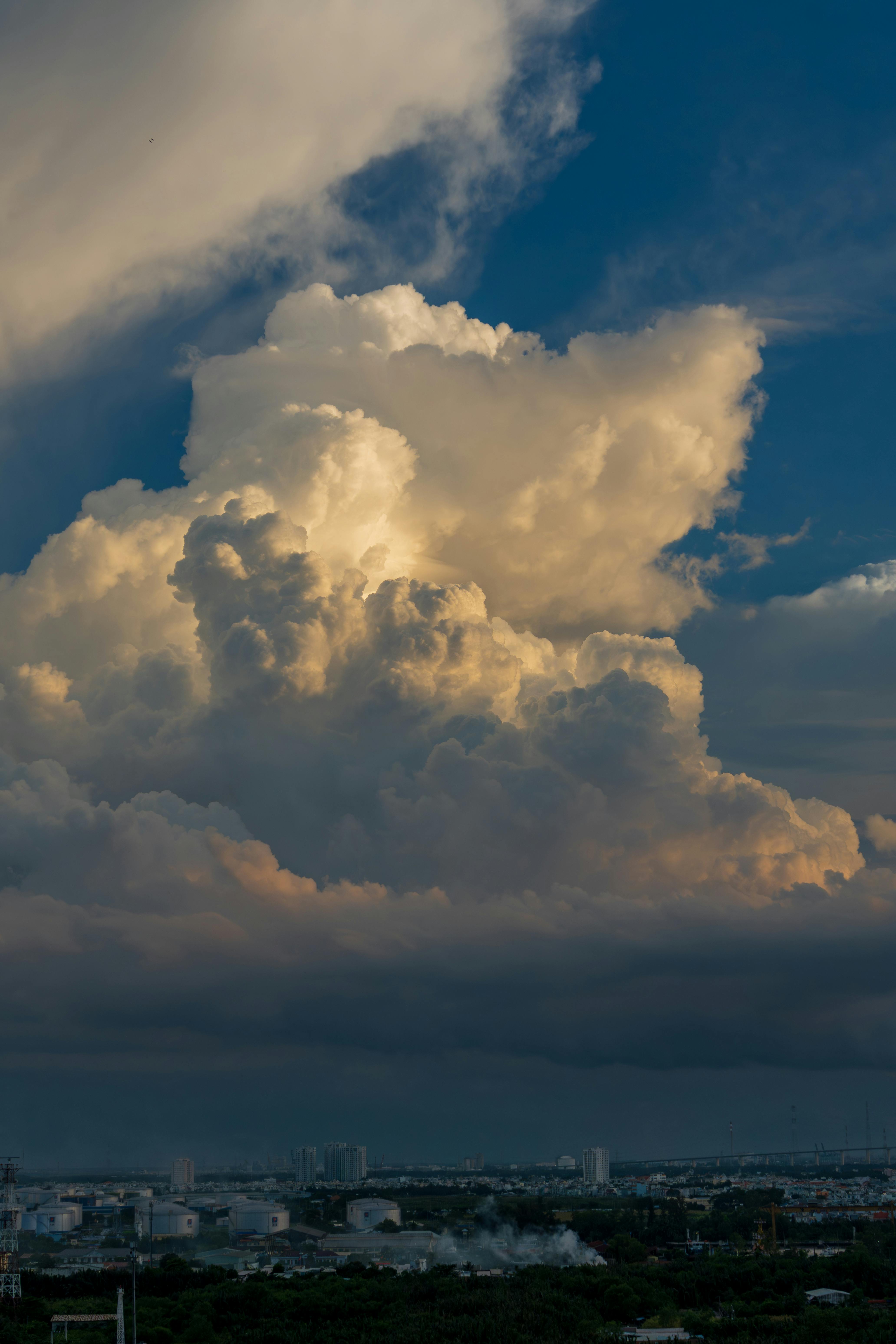 积雨云是一种大气中的气象现象，通常出现在夏季和秋季