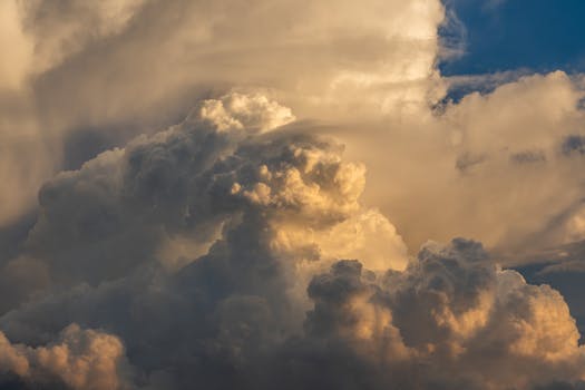 积雨云是一种常见的天气现象，通常出现在夏季和秋季