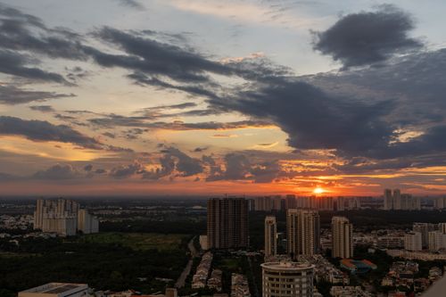 Free A breathtaking urban sunset with vibrant clouds and skyscrapers on the horizon. Stock Photo