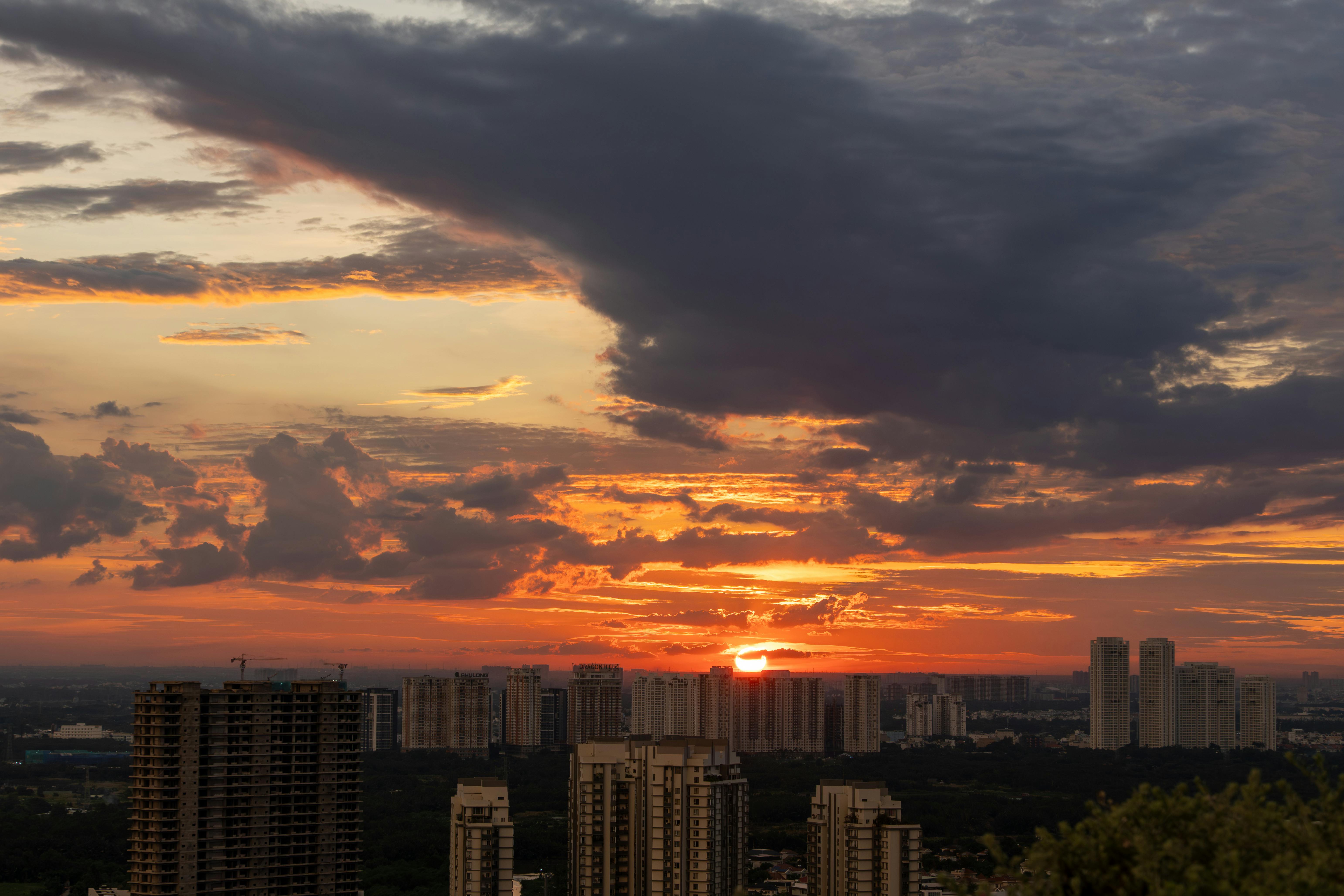城市的天空在日落时分显得格外美丽